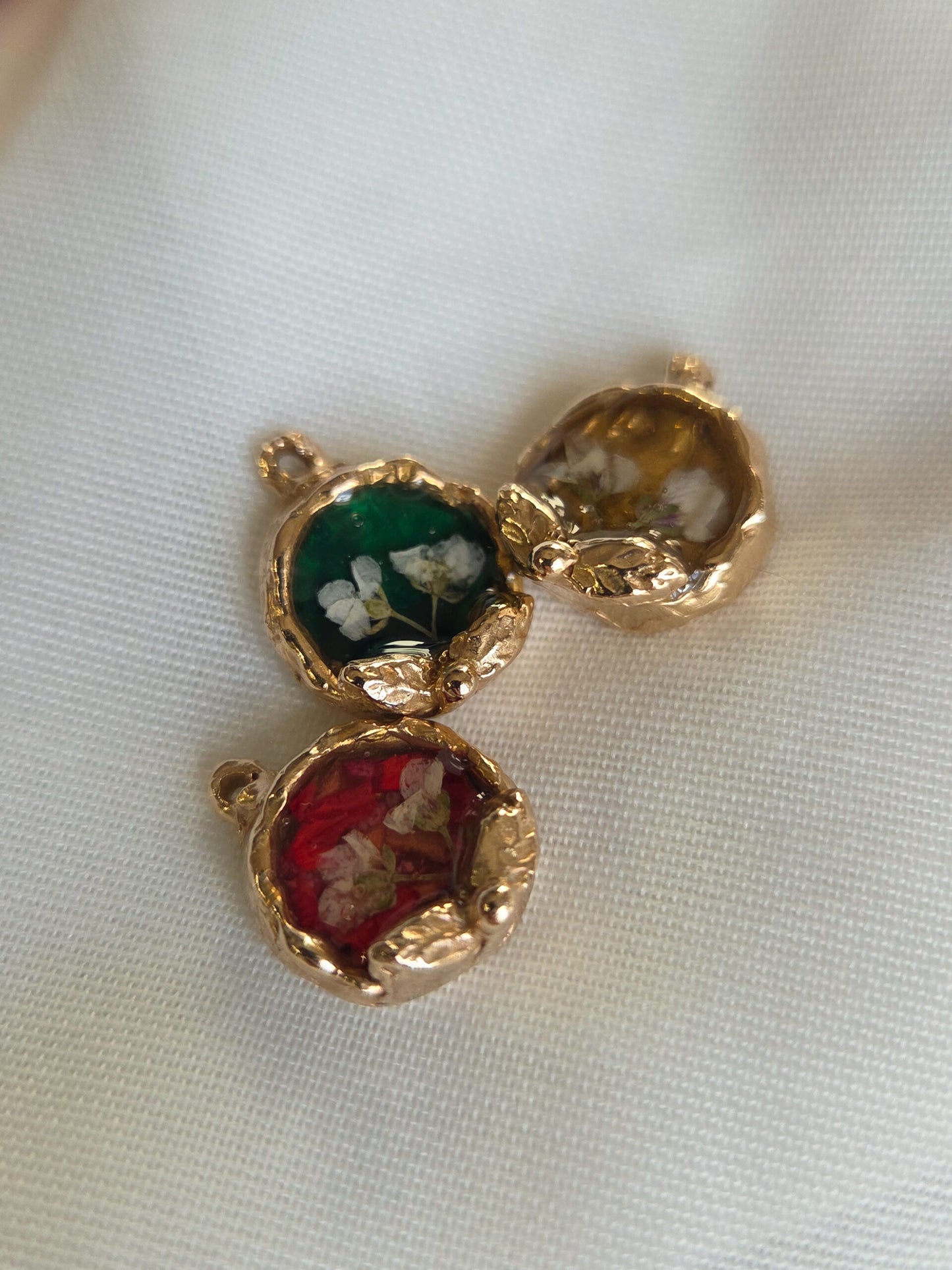 Frame pendant necklace with leaves