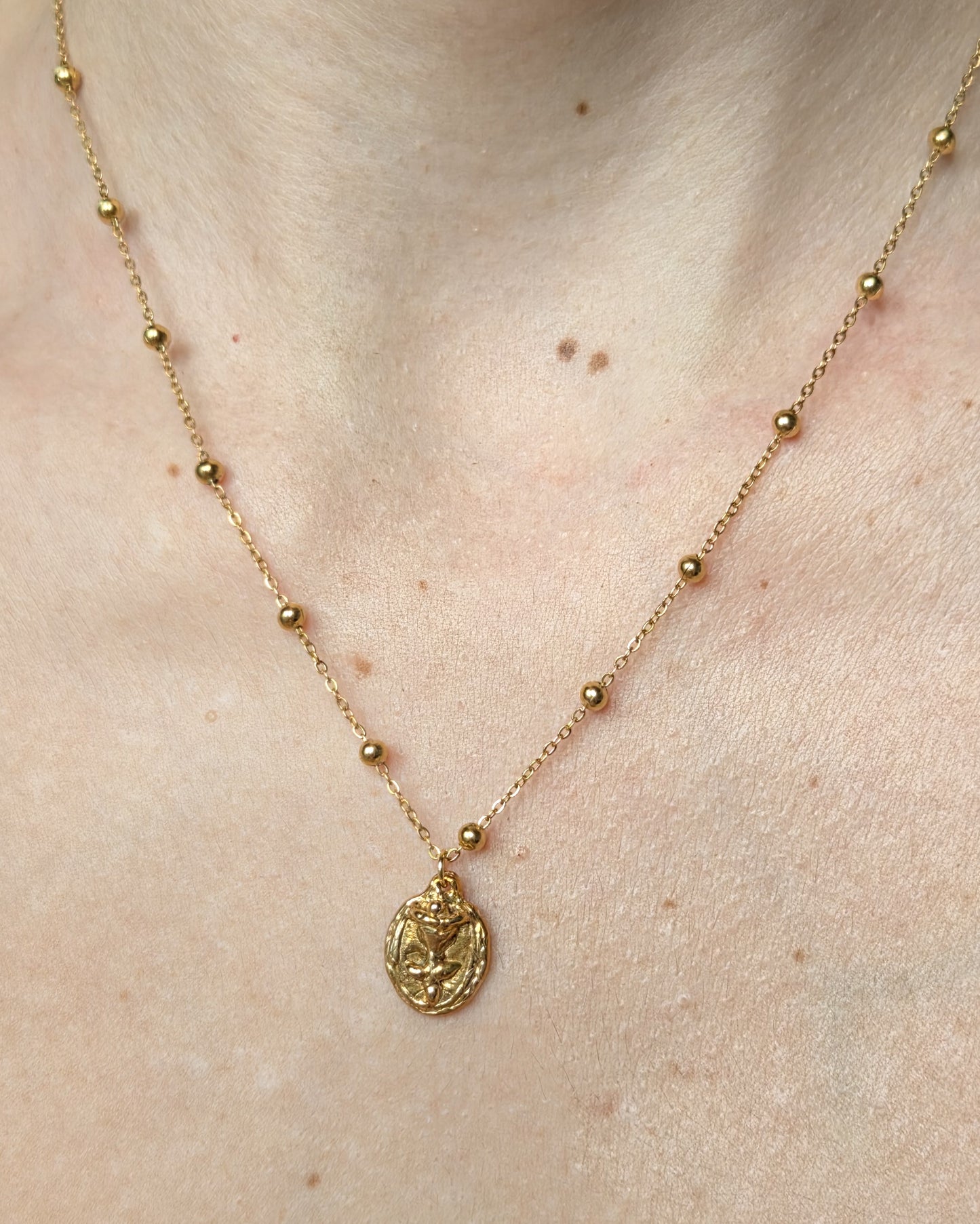 Floral oval pendant necklace