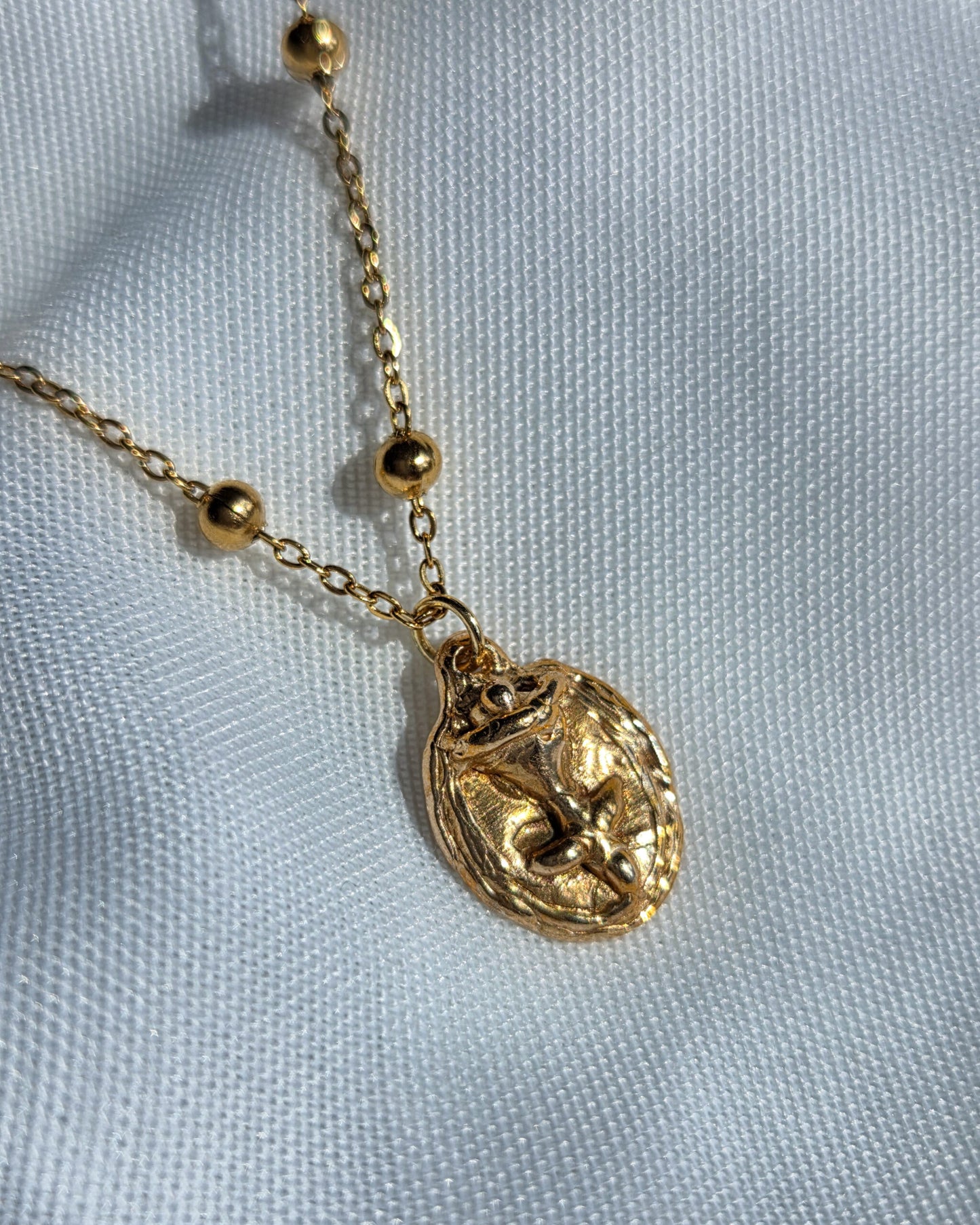 Floral oval pendant necklace