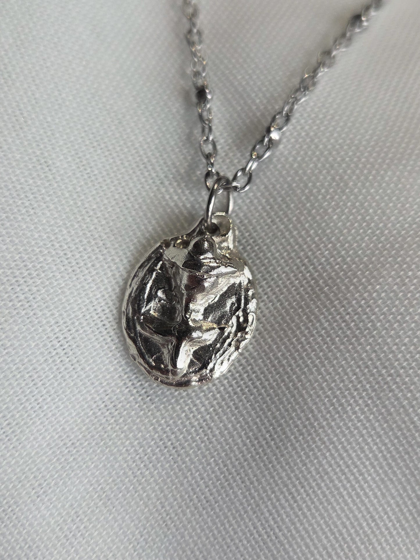 Floral oval pendant necklace